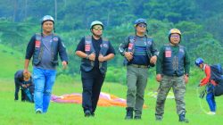 Aksi Terjun Paralayang Mengibarkan Bendera MBI Jadi Pembuka Anniversary MBI ke 7