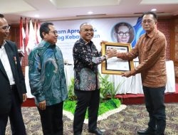 Bupati Simalungun Anton Achmad Saragih Terima Anugerah Sahabat Pers dari SMSI