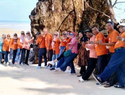 Gelar Reuni di Tepi pantai Alumni SMAN 406 Dabo Singkep Angkatan ’87