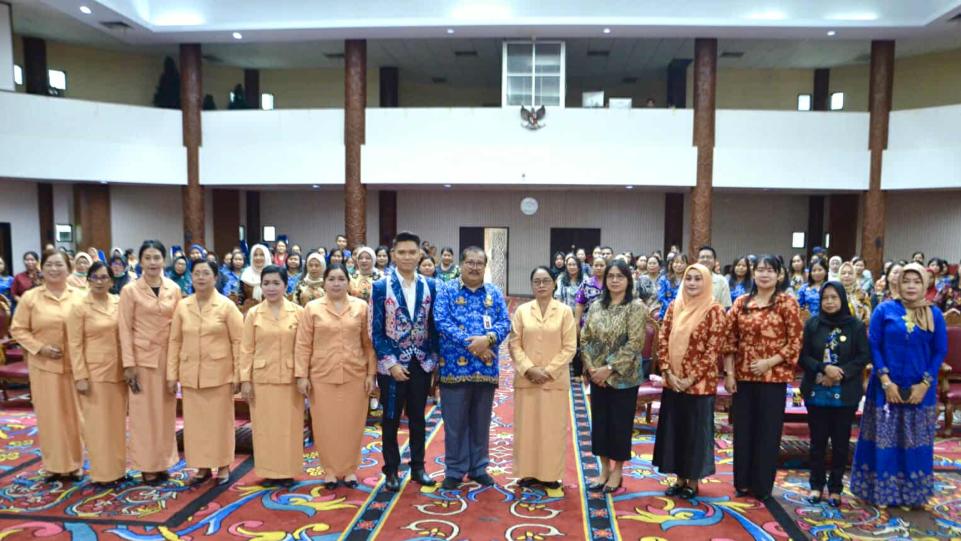 Dharma Wanita Persatuan Kabupaten Kutai Barat Kalimantan Timur saat menyelenggarakan pelatihan Pengembangan Kepribadian Public Speaking dan Grooming. (Dok. Istimewa)
