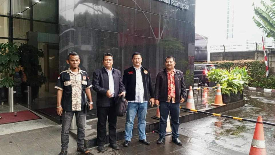 LSM KOREK saat datangi KPK untuk sampaikan laporan pengaduan dugaan korupsi terkait kasus Nikita Mirzani. (Dok. Istimewa)