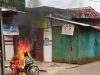 Sigap Warga Padamkan Motor Terbakar di Kampung Waringin Tengah