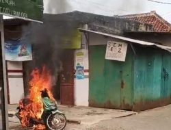 Sigap Warga Padamkan Motor Terbakar di Kampung Waringin Tengah