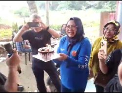Ria Pers Beri Hadiah Kue Ulang Tahun Ke Denay di Villa Empang Bogor