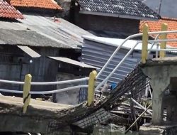 Jembatan Penghubung Dua Desa di Brebes Ambruk, Warga Desak Pemda Segera Bertindak