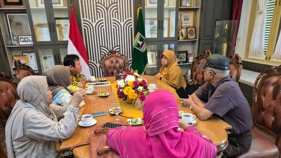 Tim periset Badan Riset dan Inovasi Nasional saat melakukan audiensi dengan Gubernur Sumatera Barat Mahyeldi Ansharullah di Istana Gubernur Sumatera Barat. (Dok. Istimewa)
