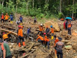 Ditpolsatwa Korsabhara Baharkam Polri dan Polda Sumut, Kerahkan Anjing Pelacak K-9 Cari Korban Bencana di Tapanuli Tengah