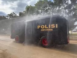 Minimalisir Debu Pasca Banjir, Polri Lakukan Pembersihan dan Penyiraman Jalan Protokol Aceh Tamiang