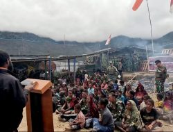 Natal di Tanah Papua, Satgas Yonif 400 Banteng Raiders Tebar Cahaya Kasih dan Persaudaraan