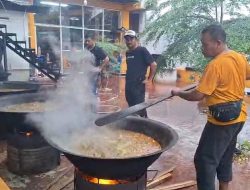 PWI Aceh dan PT Wajib Usaha Mix Masak 10 Kuali Kuah Beulangong untuk Korban Banjir Aceh Tamiang