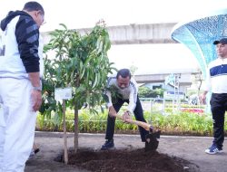 Wali Kota Munjirin Tanam 10 Pohon Produktif di Cakung, Taman Jadi Ruang Hijau Bernilai Ekonomi