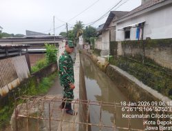 Babinsa Koramil 03/Sukmajaya Pantau Debit Aliran Kali Sitamu Pasca Hujan Deras