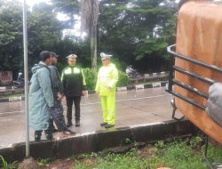 Babinsa Kelurahan Depok Bantu Lantas Atasi Kemacetan Akibat Truk Terperosok di GDC