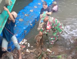 Babinsa Curug Bersama Komunitas Sahabat Alam Nusantara Bersihkan Kali Cipinang