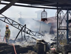 Diduga Korsleting Listrik, Rumah Bedeng di Cisalak Pasar Cimanggis Dilalap Api