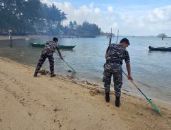 Tindak Lanjut Arahan Presiden, TNI AL Kodaeral IV Bersih-Bersih Pantai Sakera