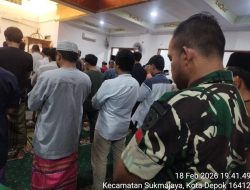 Satgas TMMD dan Warga Sholat Tarawih Bersama di Mushalla Ar Rahman