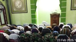 Satgas TMMD dan Warga Sukamaju Pererat Kebersamaan Lewat Tarawih
