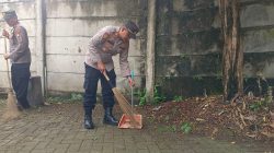 Bang Jasri Hadirkan Keteladanan, Polisi Bersihkan Masjid Raya Cinere di Bulan Ramadhan