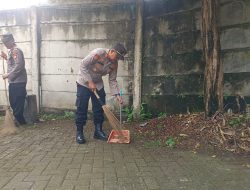 Bang Jasri Hadirkan Keteladanan, Polisi Bersihkan Masjid Raya Cinere di Bulan Ramadhan