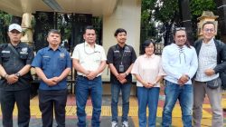 Hari Ke-9 Ramadan, Pokja Persatuan Wartawan Indonesia Jakarta Timur Tebar 200 Takjil di Depan Kantor Wali Kota