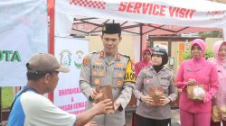 Polres Probolinggo Kota Bagikan 400 Takjil di Depan Mako dan Alun-Alun