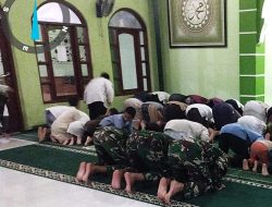 Satgas TMMD ke-127 Depok Pererat Kebersamaan Lewat Tarawih Bersama