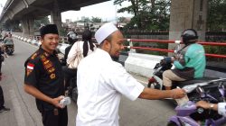 Semarak Ramadan, BPPKB Banten DPAC Tanah Sareal Bagikan 1.000 Takjil di Jalan Sholeh Iskandar