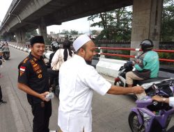 Semarak Ramadan, BPPKB Banten DPAC Tanah Sareal Bagikan 1.000 Takjil di Jalan Sholeh Iskandar