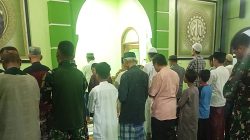 Satgas TMMD Ke-127 Kodim 0508/Depok Shalat Tarawih Bersama Warga Sukamaju