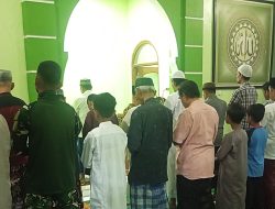 Satgas TMMD Ke-127 Kodim 0508/Depok Shalat Tarawih Bersama Warga Sukamaju
