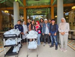 Blue Sky Hotel Petamburan Gelar Jumat Berkah, Bagikan Takjil Homemade untuk Warga Sekitar