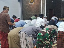 Kemanunggalan TNI dan Rakyat Terasa Hangat Saat Tarawih di Masjid Baitul Rahim