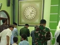 Hangatnya Kebersamaan TMMD Depok, Prajurit dan Warga Tarawih Bersama di Masjid Baitul Rahim