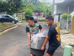 Satgas TMMD Kodim 0508/Depok Gotong Royong Bersihkan Lingkungan Warga di Tirtajaya
