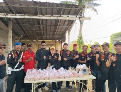 Abah Ikoy Ketua BPPKB Banten DPC Bersama M. Farhan, SH Ketua DPAC Tanah Sareal Bagi-bagi Takjil