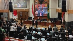 Bupati Kabupaten Bogor Rudy Susmanto saat melantik Kepala Desa Gunung Picung Abdul Rohim