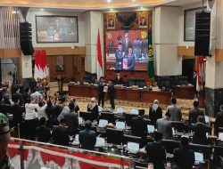 Bupati Kabupaten Bogor Rudy Susmanto saat melantik Kepala Desa Gunung Picung Abdul Rohim