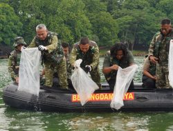 Pangdam Jaya Pimpin Aksi Bersih Danau Kenanga UI, Ratusan Ikan Sapu-Sapu Dibasmi