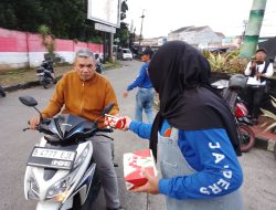 JA’PERS Bersama Media Kupas Merdeka Bagikan 250 Takjil di Tugu Bambu Bilabong