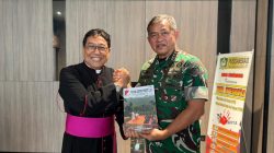Romo Yos Bintoro Serahkan Buku, KSAD Dukung Pelayanan Keuskupan TNI-Polri