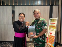 Romo Yos Bintoro Serahkan Buku, KSAD Dukung Pelayanan Keuskupan TNI-Polri