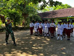 Danton SSK TMMD Reguler ke-128 Kodim Pati Latih PBB Siswa SDN Godo 01