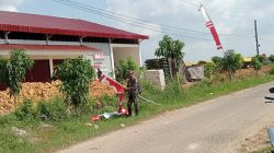 Persiapan Penutupan TMMD Reguler ke-128, Sertu Nursanto Pasang Umbul-Umbul di Lokasi Kegiatan