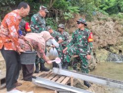 Pangdam IV/Diponegoro Tebar Benih Ikan di Penutupan TMMD Ke-128 Kodim Pati