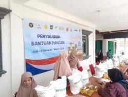Pemdes Desa Waringin Jaya Salurkan Bantuan Pangan kepada Masyarakat