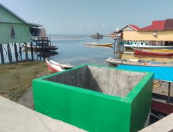 Pengecatan Bak Penampungan Air Manunggal Air di Desa Umbele Terus Dilanjutkan