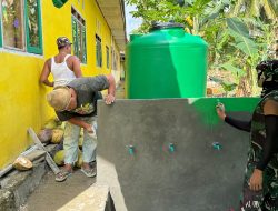Satgas TMMD Ke-129 Lanjutkan Pengecatan Tandon Air di SDN Umbele Desa Pulau Dua