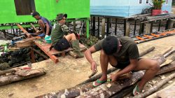 Satgas TMMD Ke-129 Kodim 1311/Morowali Bangun Tangga Rumah Ibu Salawiyah di Desa Polewali