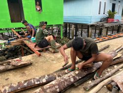 Satgas TMMD Ke-129 Kodim 1311/Morowali Bangun Tangga Rumah Ibu Salawiyah di Desa Polewali